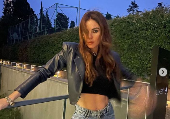 Defne Samyeli karın kaslarını sergileyince yorum patlaması oldu! 'Kim der ki 50 yaşında'