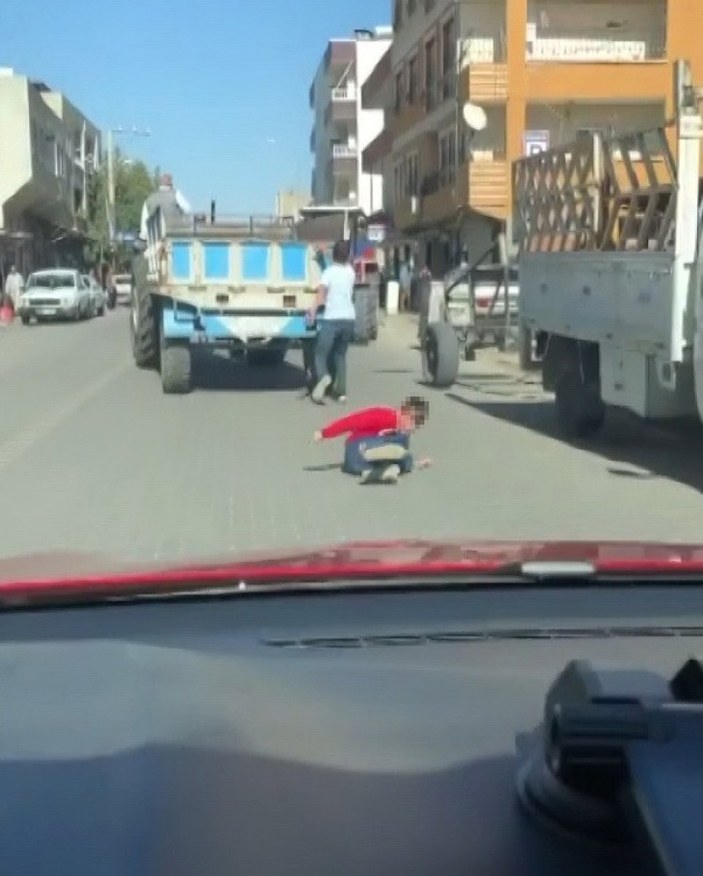 Adıyaman'da traktör römorkuna asılan çocuk düştü
