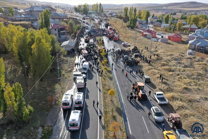 Ağrı’da yolcu otobüsü 2 kamyonla çarpıştı