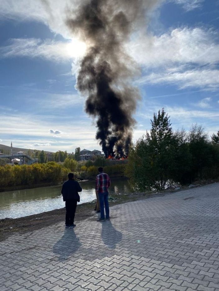 Ağrı’da yolcu otobüsü 2 kamyonla çarpıştı