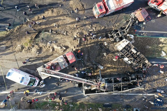 Ağrı’da yolcu otobüsü 2 kamyonla çarpıştı