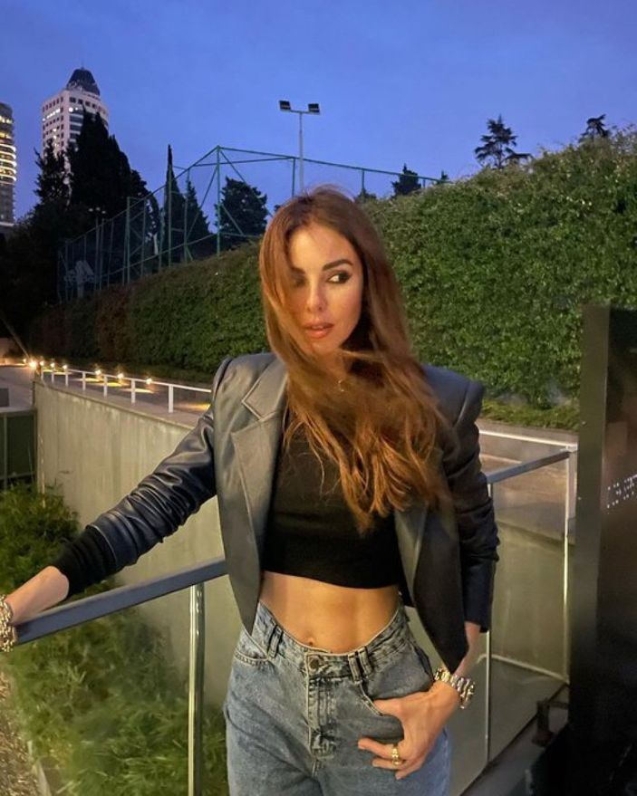 Defne Samyeli karın kaslarını sergileyince yorum patlaması oldu! 'Kim der ki 50 yaşında'