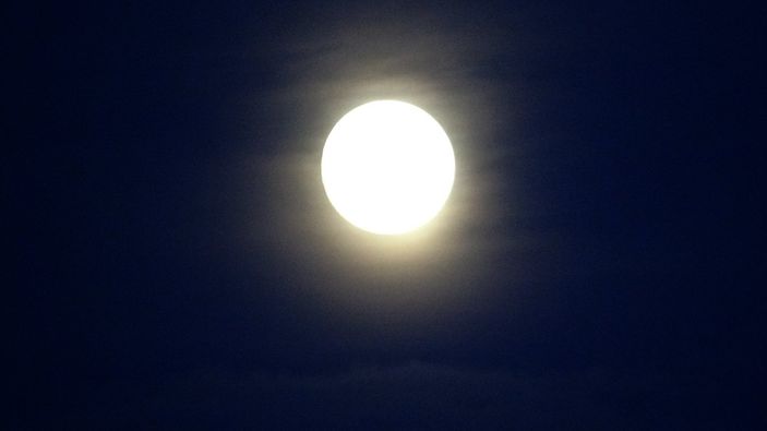 i Van’da bulutlu havada 'Şişkin Ay' büyüledi