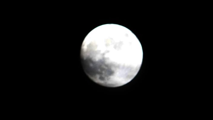 i Van’da bulutlu havada 'Şişkin Ay' büyüledi