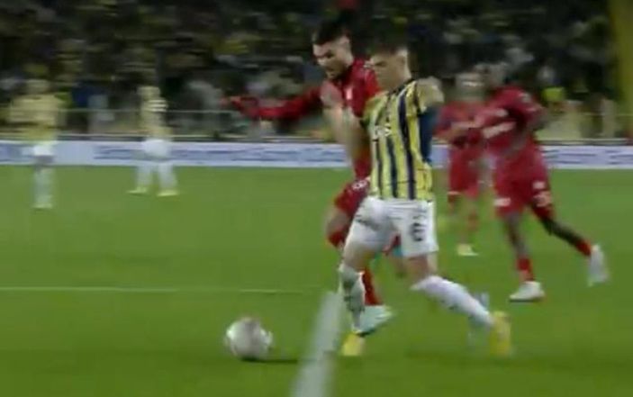 Fenerbahçe'nin penaltı kazandığı pozisyon
