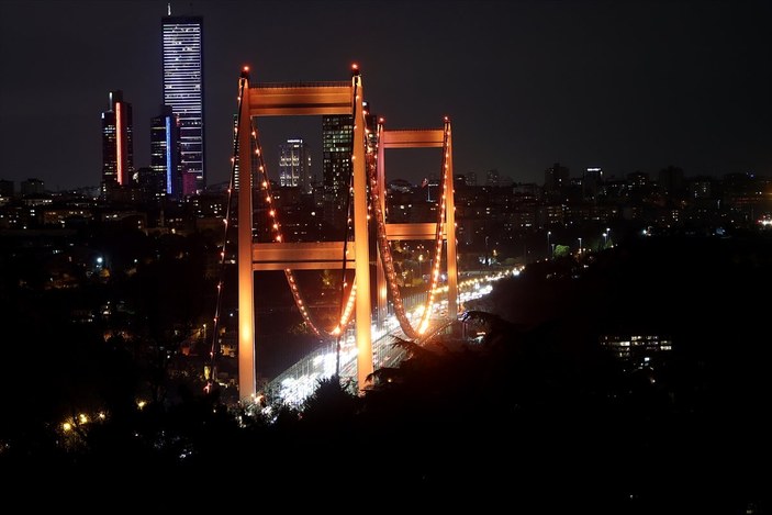 FSM Köprüsü turuncuya büründü