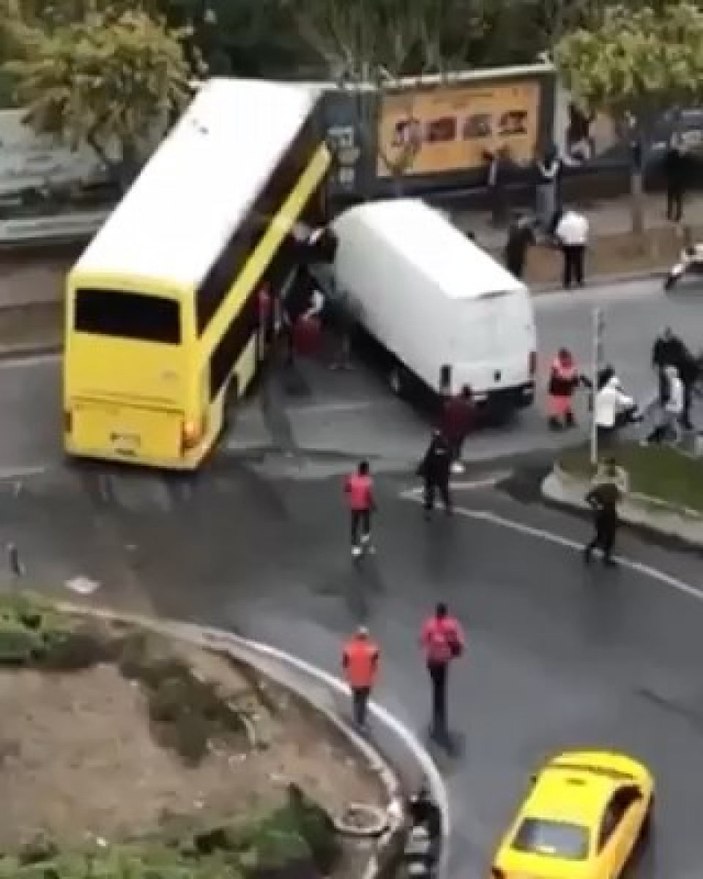 Başakşehir'de İETT şoförü reklam panosuna çarptı