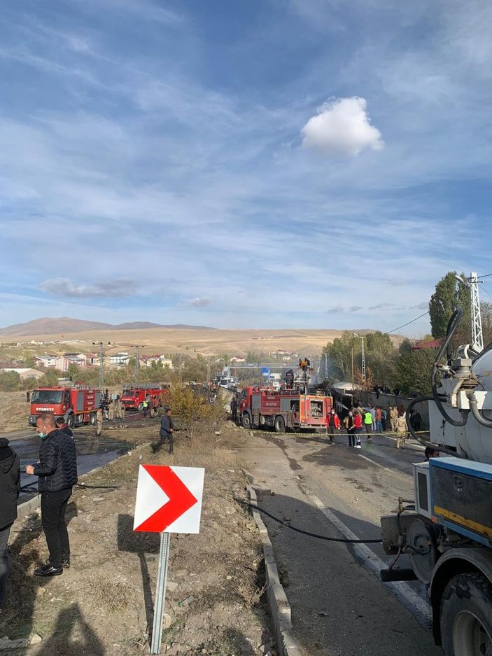 Ağrı’da yolcu otobüsü 2 kamyonla çarpıştı