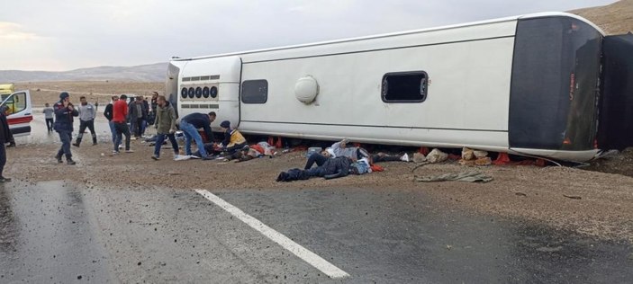 Sivas'ta göçmenleri taşıyan otobüs kaza yaptı: 2 ölü, 30 yaralı