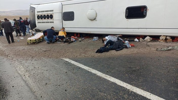 Sivas'ta göçmenleri taşıyan otobüs kaza yaptı: 2 ölü, 30 yaralı