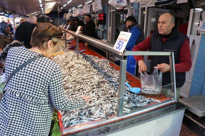 Bolu'da vatandaşlar balık tezgahlarına akın etti