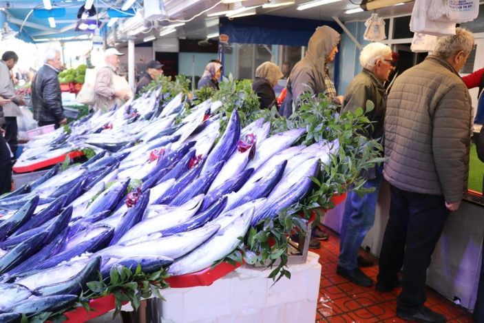 Bolu'da vatandaşlar balık tezgahlarına akın etti