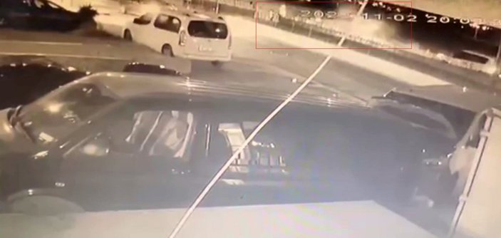 Sultangazi’de polis aracı genç kıza çarptı