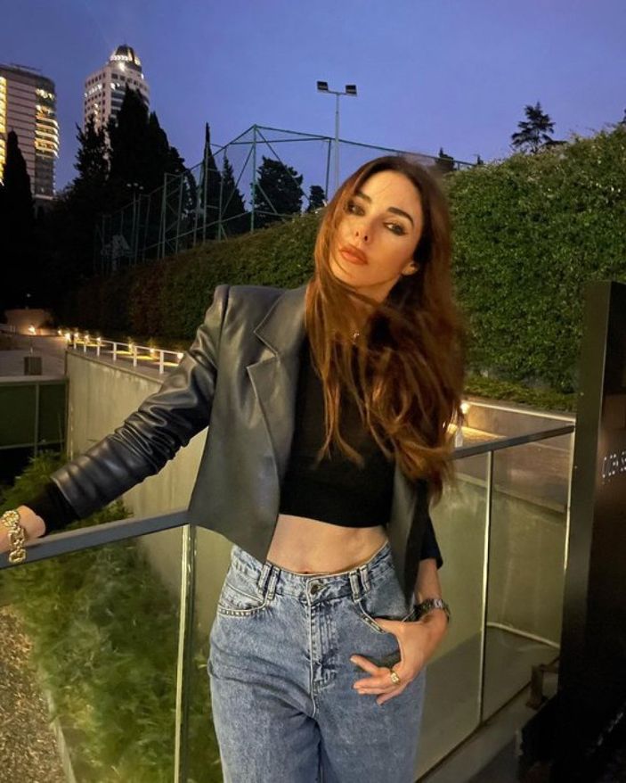 Defne Samyeli karın kaslarını sergileyince yorum patlaması oldu! 'Kim der ki 50 yaşında'