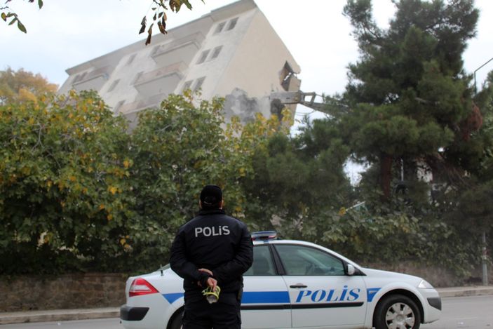 i Sinop’ta yıkım sırasında bina yan yattı