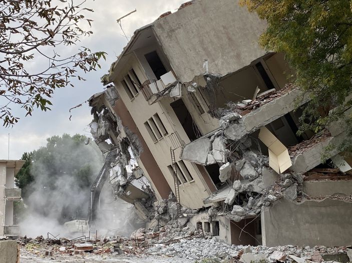 i Sinop’ta yıkım sırasında bina yan yattı