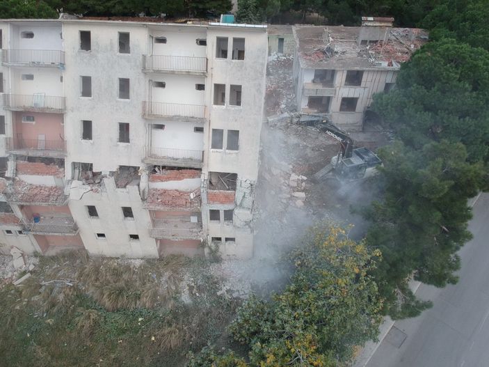 i Sinop’ta yıkım sırasında bina yan yattı