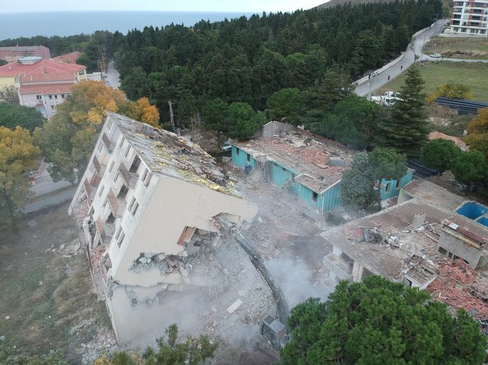 i Sinop’ta yıkım sırasında bina yan yattı