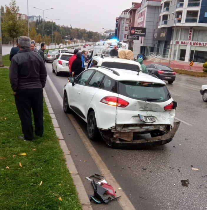 Denizli'de 8 aracın karıştığı zincirleme kazada 4 kişi yaralandı