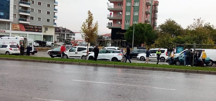 Denizli'de 8 aracın karıştığı zincirleme kazada 4 kişi yaralandı