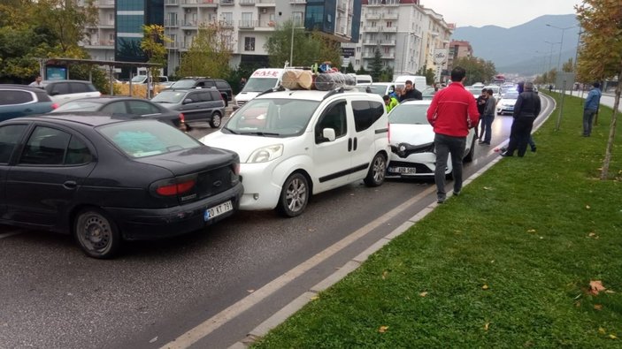 Denizli'de 8 aracın karıştığı zincirleme kazada 4 kişi yaralandı