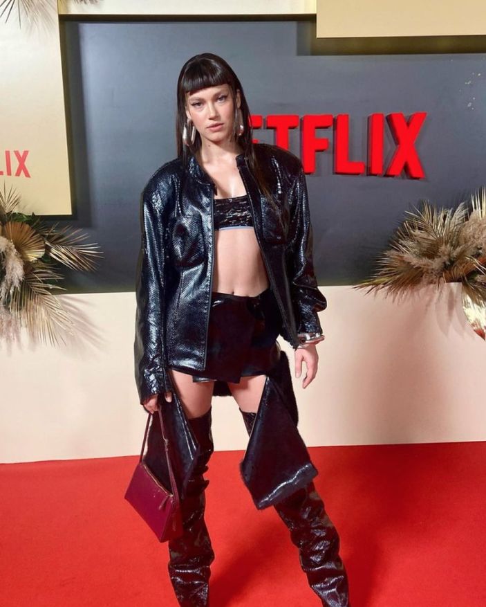 Melisa Şenolsun süper minili kıyafetiyle ortalığı yaktı geçti! 'Giyinmeyi unutmuşsun'