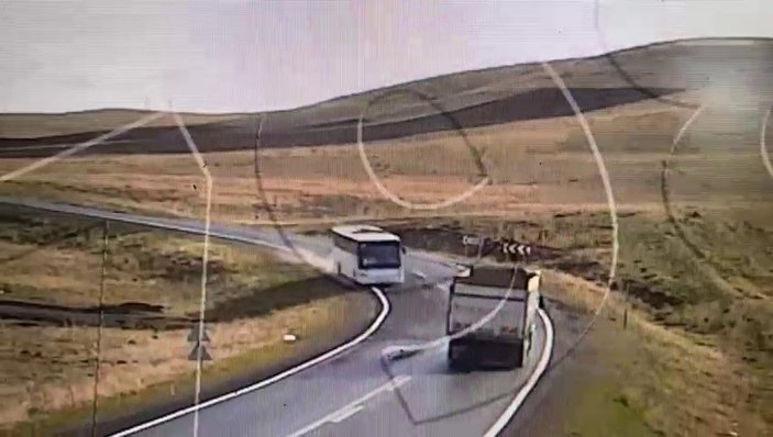 Ağrı'daki kazada alevler içinde kalan yolcu otobüsten atladı