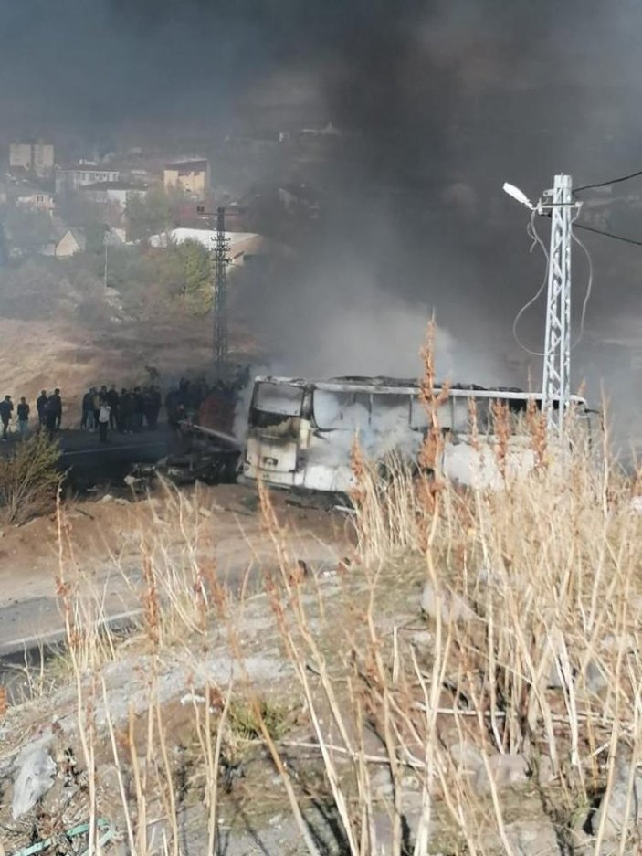 Ağrı'daki kazada alevler içinde kalan yolcu otobüsten atladı