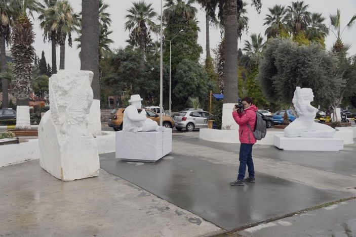 CHP'li Kuşadası Belediyesi sahili heykellerle doldurdu
