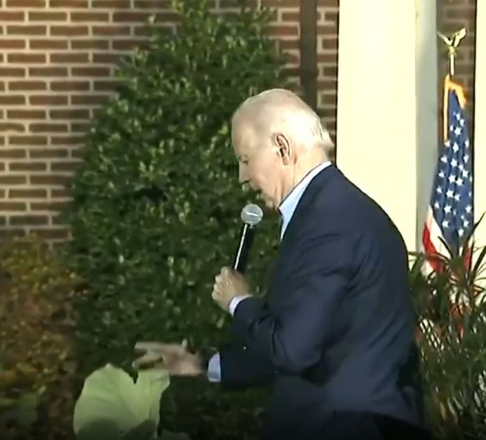 Joe Biden, konuştuğu sahnede düşme tehlikesi geçirdi