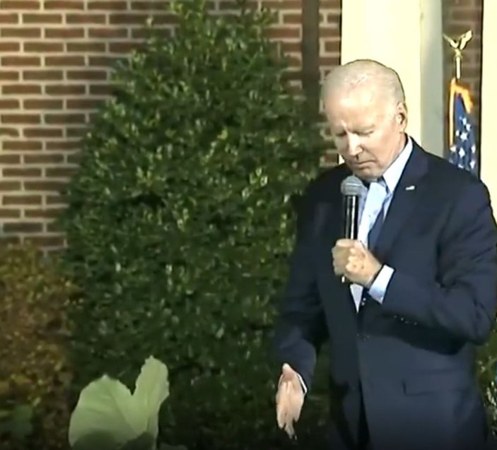 Joe Biden, konuştuğu sahnede düşme tehlikesi geçirdi