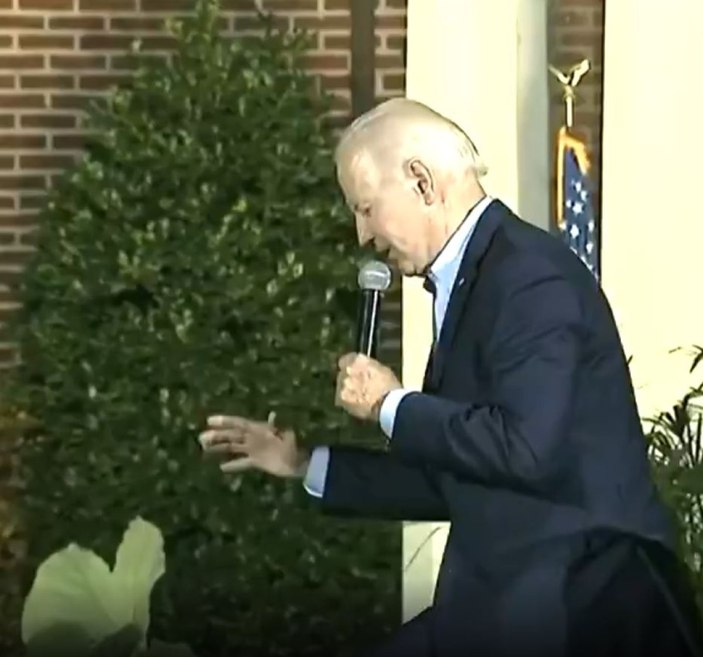 Joe Biden, konuştuğu sahnede düşme tehlikesi geçirdi