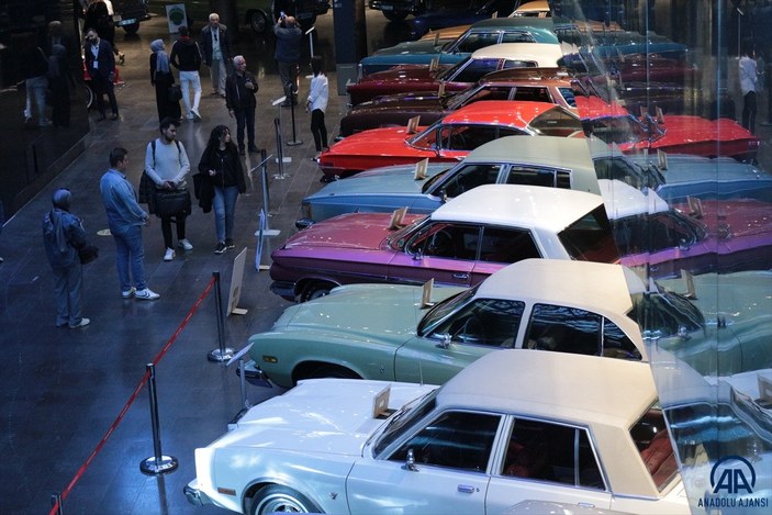 Konya'da düzenlenen nostaljik otomobil sergisi, ziyaretçileri geçmişe götürüyor