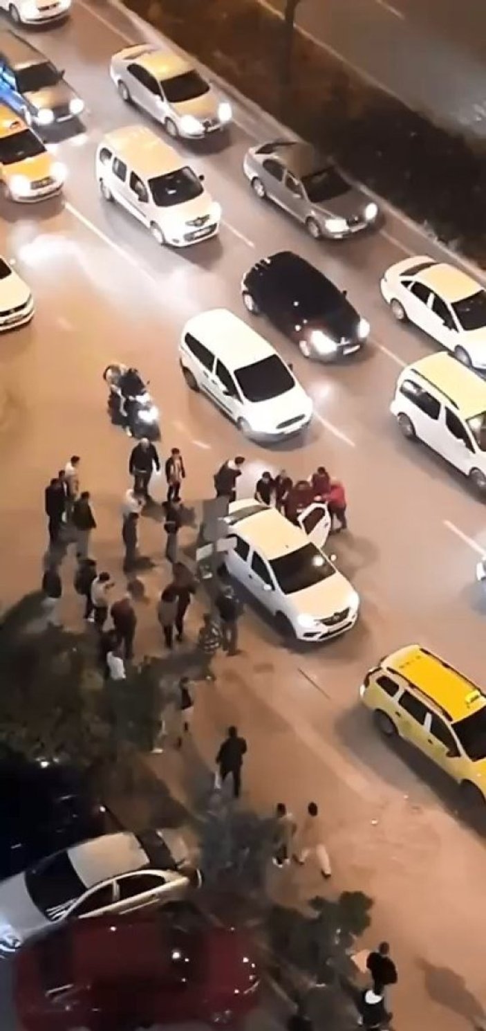 Bursa'da kazaya karışan sürücülerin kavga ettiği anlar kamerada