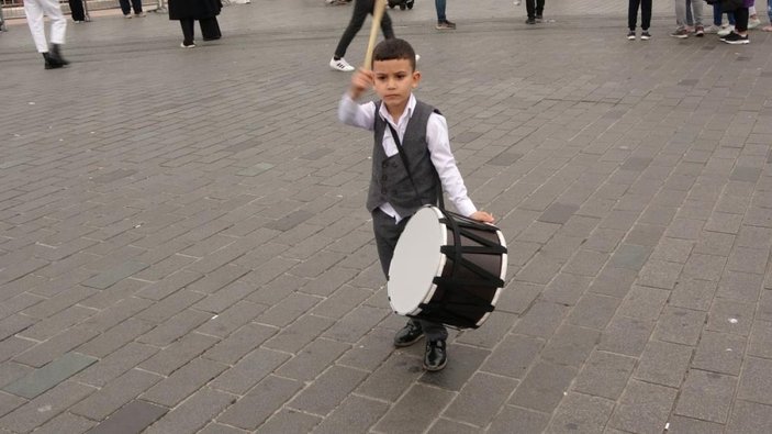 Taksim’de 6 yaşındaki davulcu kendine hayran bıraktı