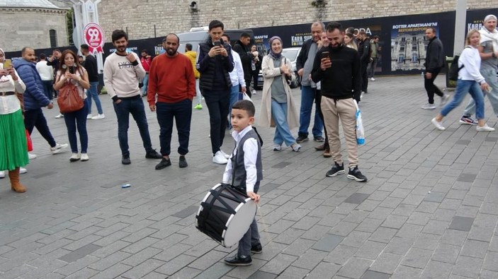 Taksim’de 6 yaşındaki davulcu kendine hayran bıraktı