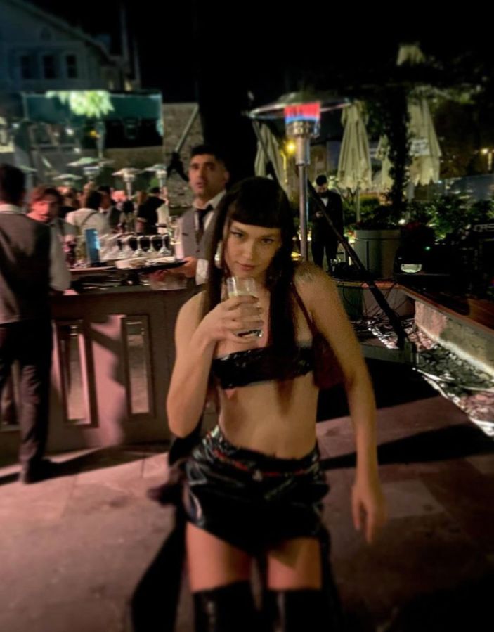 Melisa Şenolsun süper minili kıyafetiyle ortalığı yaktı geçti! 'Giyinmeyi unutmuşsun'