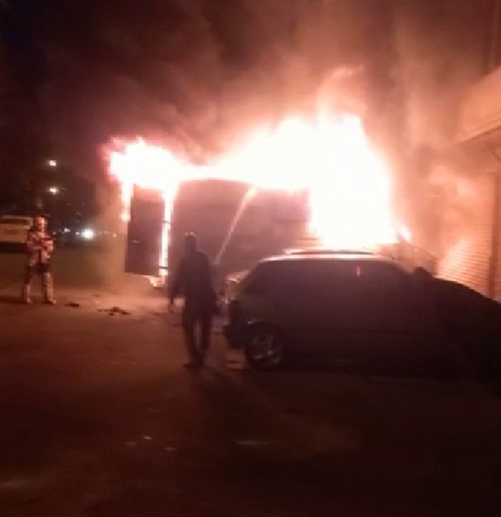 İstanbul'da boyası yapılan otomobil alev alev yandı