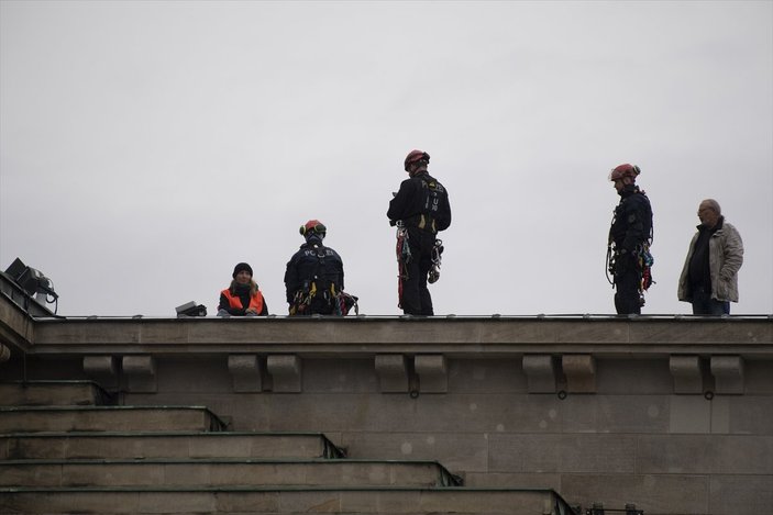 Almanya'da çevre aktivistleri Brandenburg Kapısı'na tırmandı
