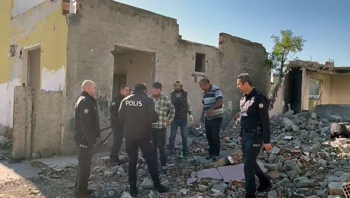 d Adana'da, Cono aşiretinin yaşadığı mahalleye operasyon