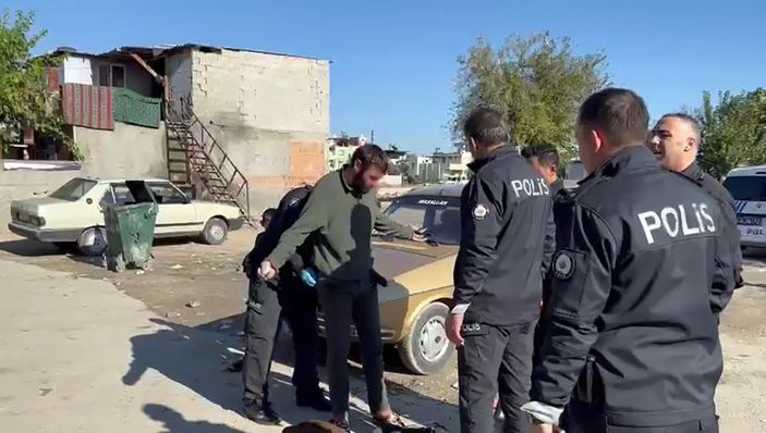 d Adana'da, Cono aşiretinin yaşadığı mahalleye operasyon