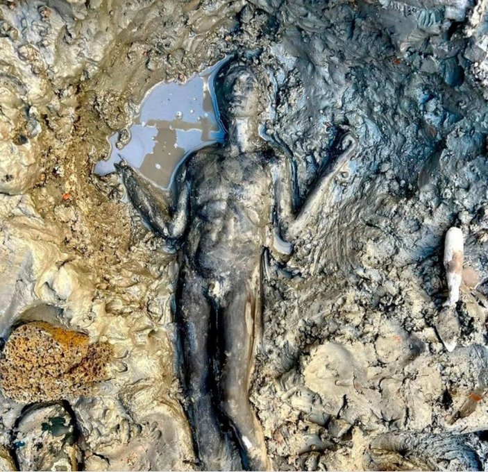 İtalya'da bulunan 2 bin 300 yıllık bronz heykeller heyecan yarattı