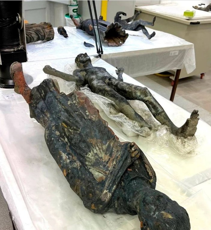 İtalya'da bulunan 2 bin 300 yıllık bronz heykeller heyecan yarattı