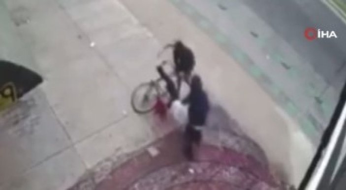 Meksika'da seyir halindeki adamı, duvara ittirip bisikletini çaldılar