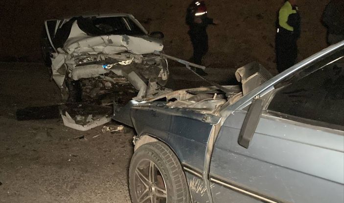 Mersin'de otomobiller kafa kafaya çarpıştı: 2 ölü