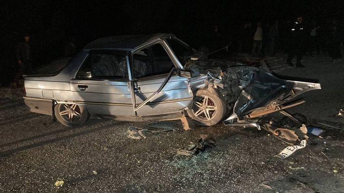 Mersin'de otomobiller kafa kafaya çarpıştı: 2 ölü