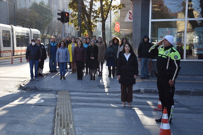 Yurt genelinde saat 9'u 5 geçe hayat durdu