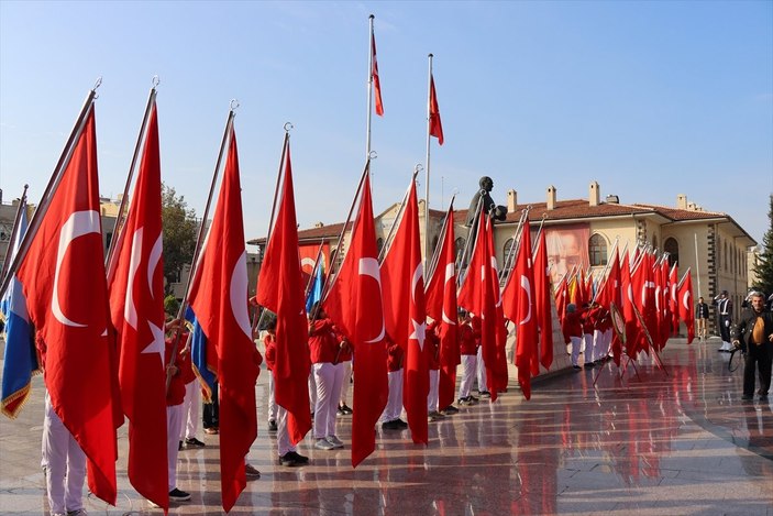 Yurt genelinde saat 9'u 5 geçe hayat durdu