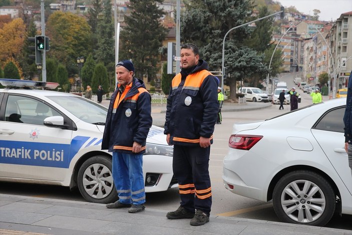 Yurt genelinde saat 9'u 5 geçe hayat durdu