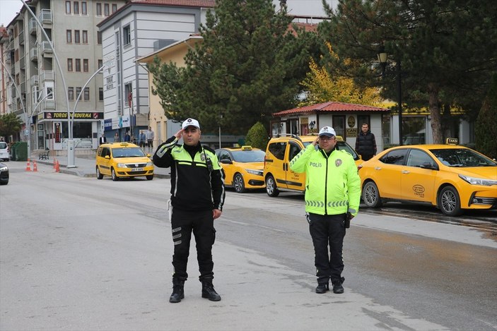 Yurt genelinde saat 9'u 5 geçe hayat durdu